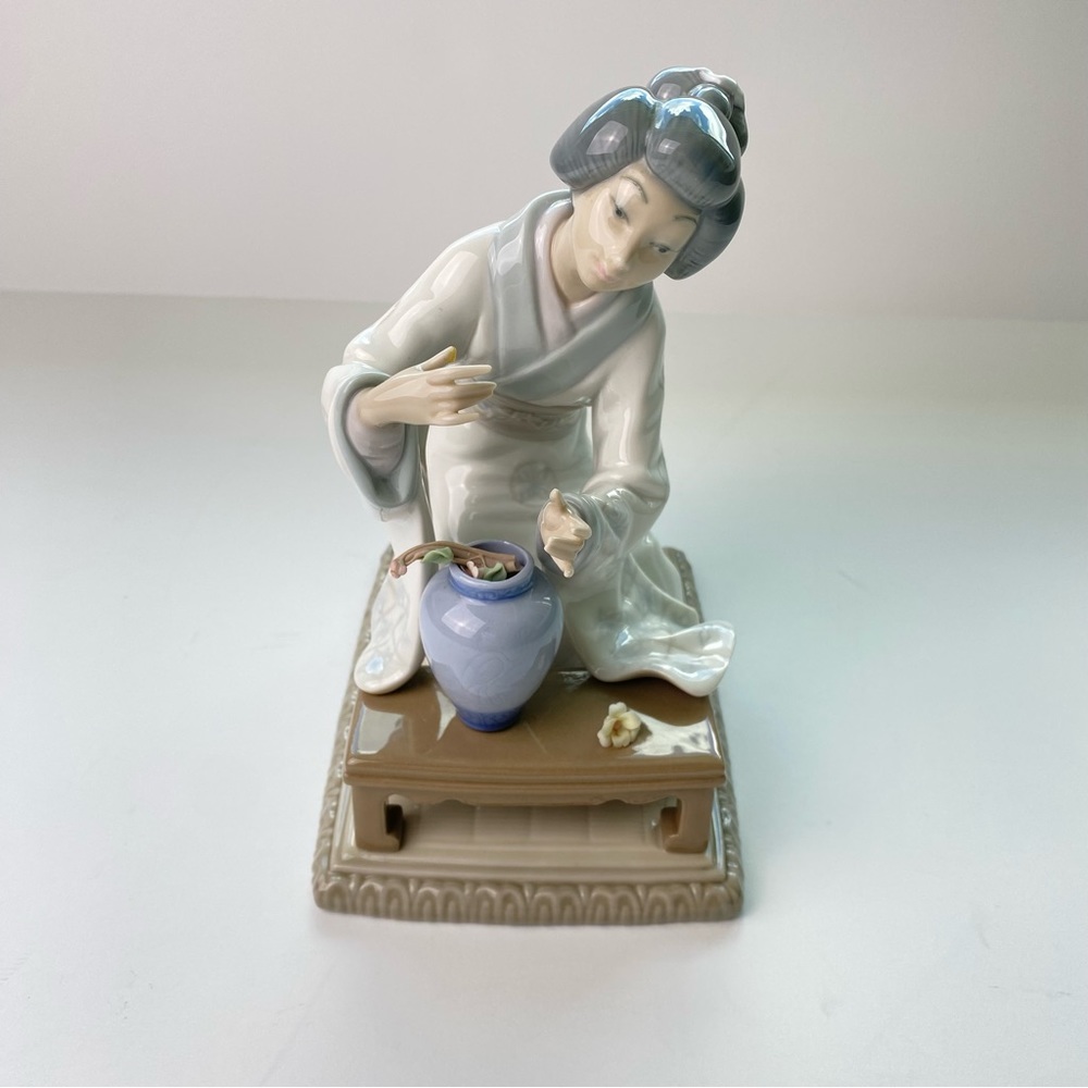 VINTAGE LLADRO JAPANESE GIRL DECORATING Flower Arranger - Picture 1 of 9